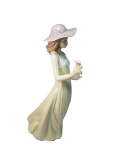 NAO by LLADRO Gentle Breeze #1158 Girl In Hat Figurine Holding Flower DAISA 1991 - Picture 1 of 22