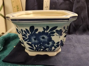Vintage 1980s Chinoiserie Blue and White Chinoiserie Footed Pot Planter 7" x 7" - Picture 1 of 8