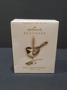 Hallmark Keepsake ornamento in miniatura nero con cappuccio Chickadee Beauty Of Birds 2011 - Foto 1 di 5