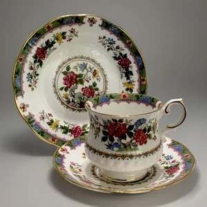 Tazza da tè, piattino e piatto biscotto Queen's Flower Of Amaran Bone China Trio Inghilterra - Foto 1 di 8