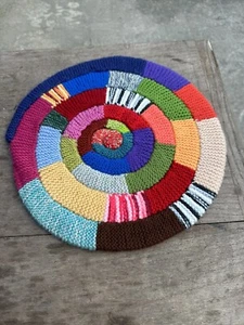 Handgefertigter Vintage 13"" runder Puppenstubenteppich Teppich gestrickt geknüpft bunt - Bild 1 von 6