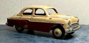 DINKY TOYS : VAUXHALL CRESTA SALOON #164 VINTAGE DIECAST CAR CREAM/MAROON - Picture 1 of 6
