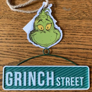 NEU Dr. Seuss The GRINCH Mini Metallschild "GRINCH STREET" & GRINCH Metallornament - Bild 1 von 3