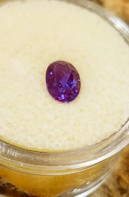 Piedras preciosas de alejandrita de colección en vitrina Foto 1 de 2