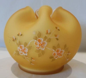 Fenton Caramelo Satinado Estuche Rosa Cuenco 31/2 Pulgadas Alto HP Flores Firmado - Imagen 1 de 11
