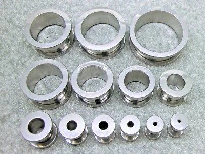 Piercing a Vite Tunnel Ear Plug Acciaio Inox 2,5mm - 26mm Color Argento Orecchio - Immagine 1 di 3