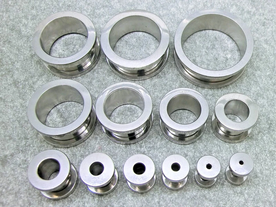 Piercing a Vite Tunnel Ear Plug Acciaio Inox 2,5mm - 26mm Color Argento Orecchio - Immagine 1 di 3