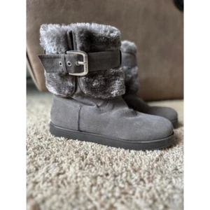 Botines G By Guess de gamuza sintética gris detalle de hebilla de piel sintética invierno cálidos cómodos - Imagen 1 de 9