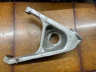 TRIUMPH 515569 1300 FWD R/H ПРОДОЛЬНЫЙ РЫЧАГ И ВТУЛКИ В СБОРЕ - Изображение 1 из 4