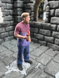 Model Railway  Figure Man Drinking HO OO SCALE 3D Printed Hand Painted 1:76 - Picture 1 of 9