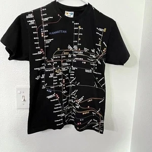 NYC Subway Line Cuello Redondo Manga Corta Negro Manhattan De Colección Talla L Funciona Pequeño - Imagen 1 de 5