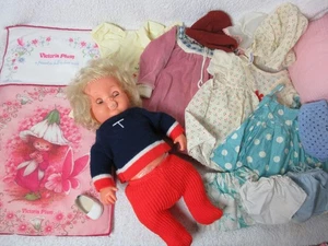 Pequeñas lágrimas vintage de los años 80 con maniquí, pañal, trajes y ropa de cama Victoria ciruela 16H - Imagen 1 de 24