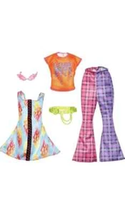 NUOVO!!! BARBIE BAMBOLA MODA CONFEZIONE DA 2 OUTFIT ABITO STAMPA FIAMMA, PANTALONI SVASATI A QUADRETTI - Foto 1 di 3