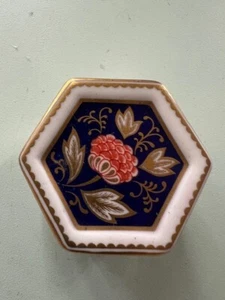 Beautiful Crown Derby Bone China trinket/pill box - Very good condition - Picture 1 of 7