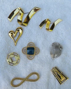 Vintage Monet Jewelry Lot Great Selection 8 Brooches/Pins Pieces All Signed. - Picture 1 of 18