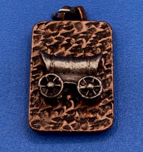 ORI Vintage 1979 CHARM kleiner Anhänger Planwagen Western Motiv gehämmert Kupfer - Bild 1 von 7