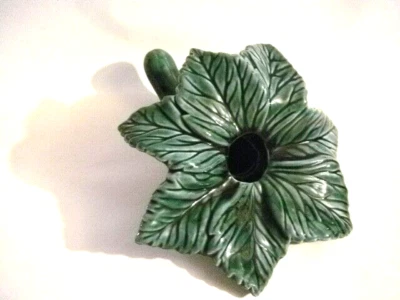 Jarrón de mano en forma de flor verde de cerámica, 7" l 6" con, hojas venas, tallo corto Foto 1 de 4