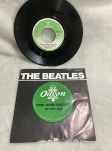 THE BEATLES GERMAN 45   KOMM GIB MIR DEINE HAND   SIE LIEBT DICH    1980s PRESS - Bild 1 von 9