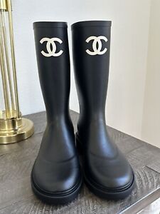 size 41EU NIB CHANEL Black Rubber Rain Boots White CC Logo Pull On w/ Receipt