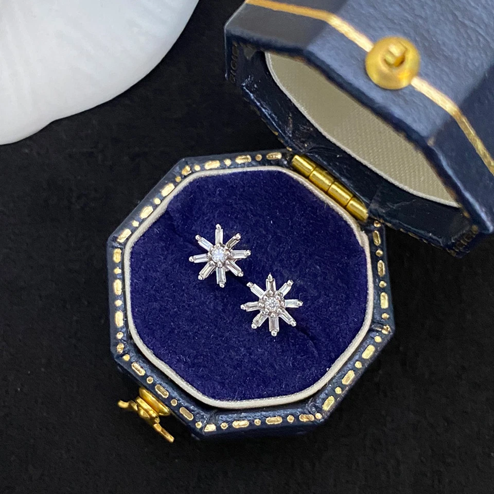 Brincos pequenos brilhantes de ouro branco 18K com diamante natural faísca margarida delicada - Imagem 1 de 4