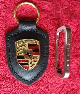 LLAVERO PORSCHE ESCUDO CUERO NEGRO Y LATÓN CON OTRO LLAVERO DISEÑO PORSCHE NUEVO - Imagen 1 de 5