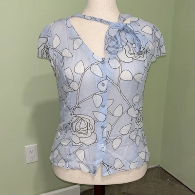 Blusa feminina Apostrophe 100% seda azul floral com botão e gola redonda tamanho 18 - Imagem 1 de 4