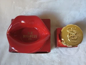 Her Highness NYC Grinder tono oro e posacenere labbra rosse NUOVO combo spedizione veloce - Foto 1 di 11