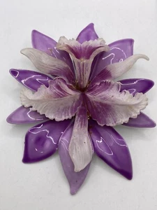 ¡HERMOSO! RARO BROCHE CORSÉ FLOR ORQUÍDEA VINTAGE AÑOS 50 PÚRPURA Blanco - Imagen 1 de 4