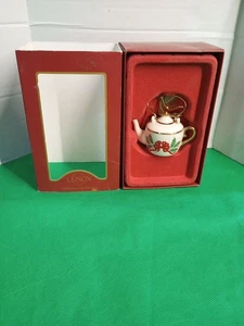 Mini tetera Lenox adorno de Navidad acebo de vacaciones - Imagen 1 de 7