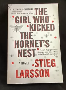 Das Mädchen, das das Hornissennest trat von Stieg Larsson (2012 Trade PB) - NEU!! - Bild 1 von 5