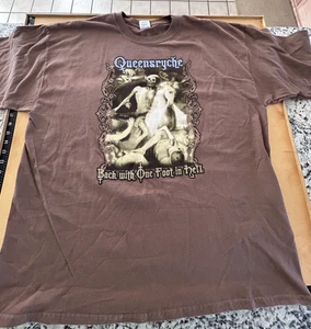 Queensryche 2005 Tour Shirt XXL Back With One Foot in Hell Brown Grafica T Metal - Foto 1 di 21