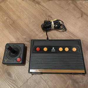 Consola de juegos clásica Atari Flashback 4 y 1 controlador joystick inalámbrico alimentación - Imagen 1 de 7