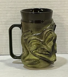 Tazza caffè ceramica fatta a mano maschere teatrali verde nero stile gotico di Marina - Foto 1 di 8