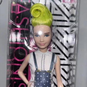 Mattel FXL57 Barbie - Fashionistas (n.124) Latzhose Grüne Haare Undercut Neu - Picture 1 of 4