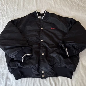 Chaqueta de bombardero de satén vintage blanca Nike para niños talla 14-16 negra - Imagen 1 de 9