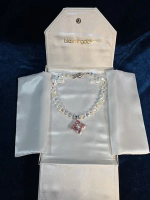 Hermoso collar de cristal rosa Bloomingdale para mujer con estuche de cuero blanco  Foto 1 de 4
