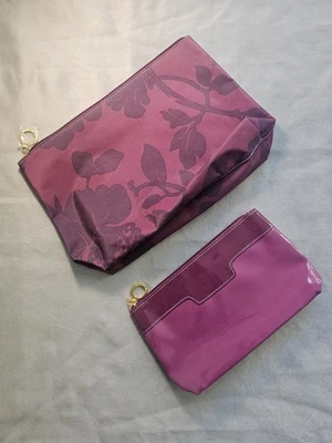 Juego de 2 bolsas de maquillaje cosmético púrpura oscuro Estee Lauder cierre de cremallera fácil de limpiar Foto 1 de 4