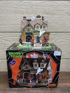 Lemax Spooky Town "Spooky Winner" beleuchtet #95455 Trick or Treat Haus ohne Licht - Bild 1 von 3