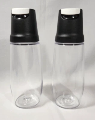 Tupperware TILT 'N SERVE aceto e olio set di 2 dispenser bottiglia NUOVO - Immagine 1 di 2