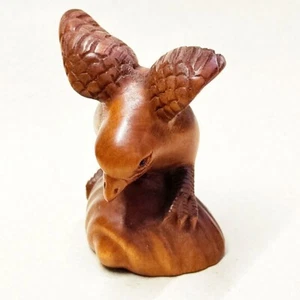 Y9008 - Netsuke de boj tallado a mano de 2": águila pájaro captura mono halcón - Imagen 1 de 6