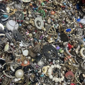 ONE POUND Lot Random Costume Jewelry Scrap Junk Art Craft Beads Earring Singles - Picture 1 of 10