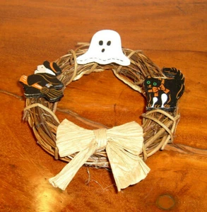 Halloween Wreath with Black Cat, Ghost, Flying Witch, Vintage 4-inch in Diameter - Picture 1 of 3
