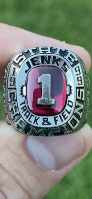 1999 Jenks High School Track State Champions Championship Ring com CAIXA - Imagem 1 de 4