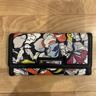 Cartera Nine West Floral Tachonada 9.5"x5" Foto 1 de 4