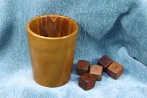 Cubilete con dados de madera. Beaker with wooden dice. S.XX - Imagen 1 de 6