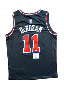 Camiseta deportiva negra autografiada firmada por Demar Derozan de los Chicago Bulls con certificado de autenticidad PSA AL29794 - Imagen 1 de 7