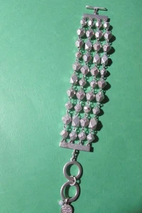 Pulsera de 4 hebras con cuentas ligeras Silvertone - 7 1/2"-8 1/2" con cierre de palanca - Imagen 1 de 6