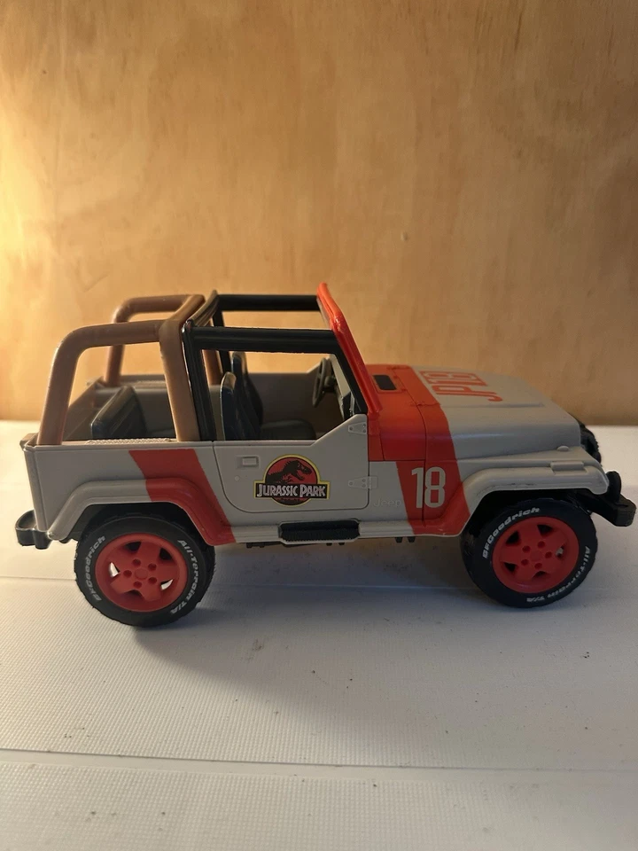 Jurassic World Jeep Wrangler-JP18 -Park Legacy Collection - Image 1 of 4