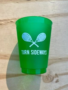 Turn Sideways Bicchiere Tennis Plastica Lavabile in Lavastoviglie Top Rack Verde NUOVO - Foto 1 di 3