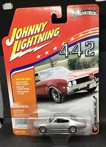 Johnny Lightning Muscle Cars USA 1969 Olds Cutlass 442 - Platinum Poly - Picture 1 of 3